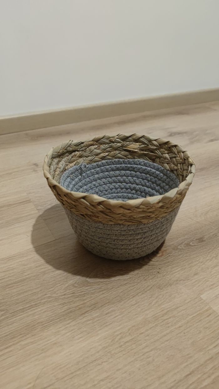 Petite panière ronde tressée gris bleuté