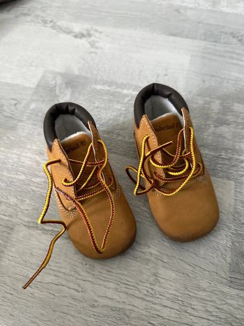 Chaussures à lacets.