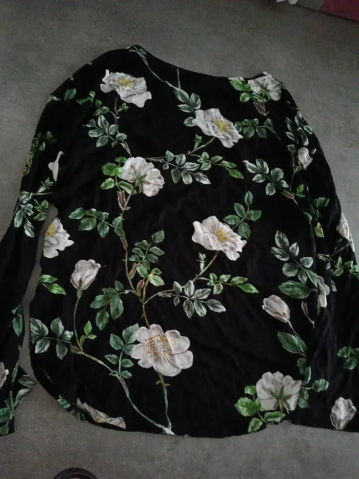 Tee shirt manches longues H&M fleurs blanches fond noir T.M - photo numéro 7