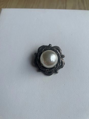 Broche ancienne perle argentée