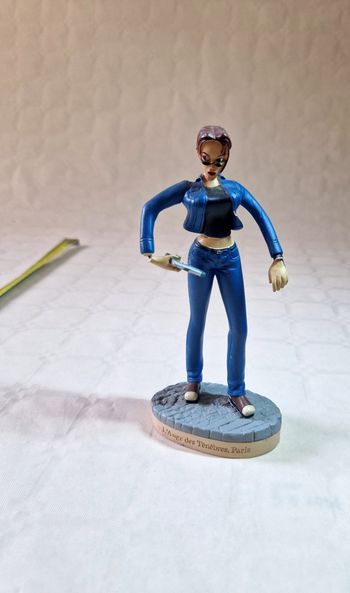 figurine de collection Atlas  , Tomb raider  , Lara Croft -    L'ange des ténèbres , Paris