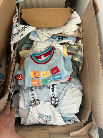 Carton de  50vêtements taille 6 mois