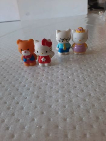 Figurine hello kity en famille