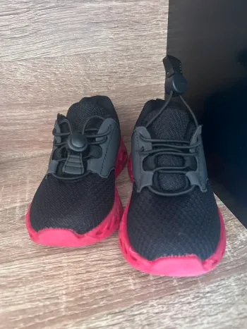 Baskets enfants noir et rouge T24