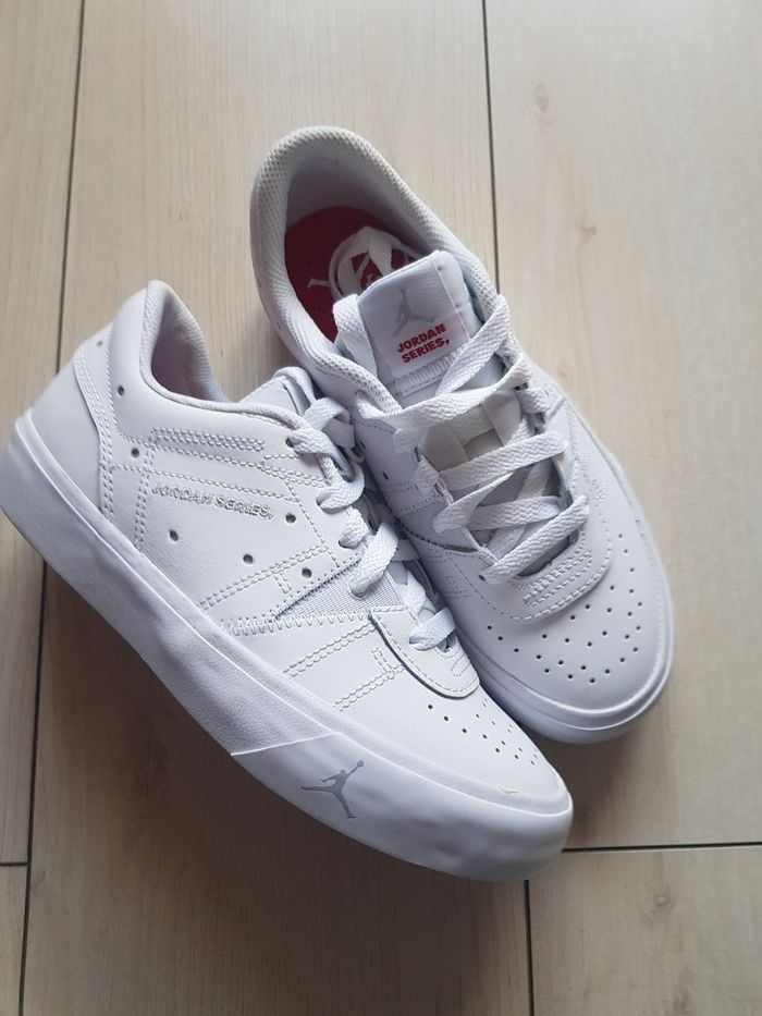 Superbe baskets Jordan blanches pointure 36,5 neuve - photo numéro 3