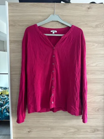 Haut rose, à bouton