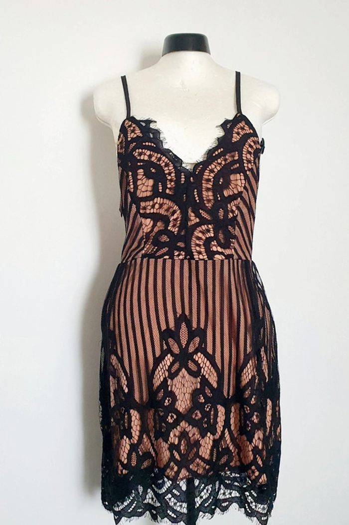 Robe  couleur pêche & dentelle noire (étiquette L) - photo numéro 2