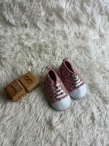 Paire de chaussures rose taille 18