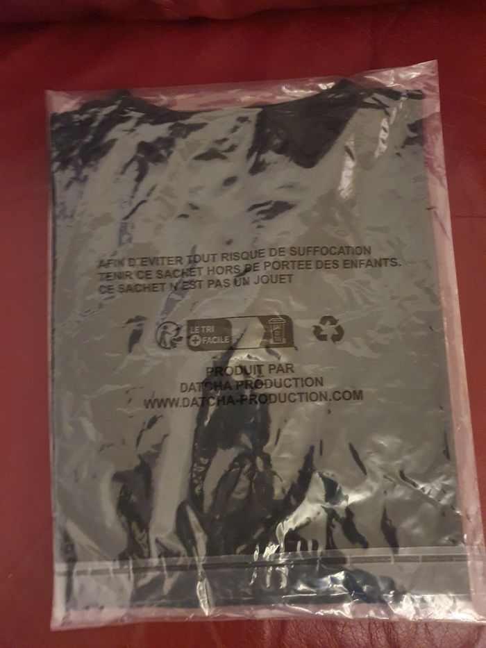 Neuf et Scellé très rare T-shirt taille L/XL  Nezuko Demon Slayer x KFC – Édition Limitée - photo numéro 3