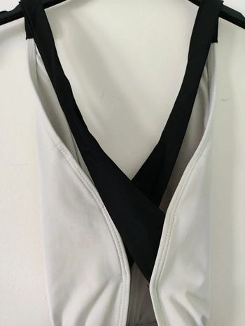 Bañador con escote de V bicolor