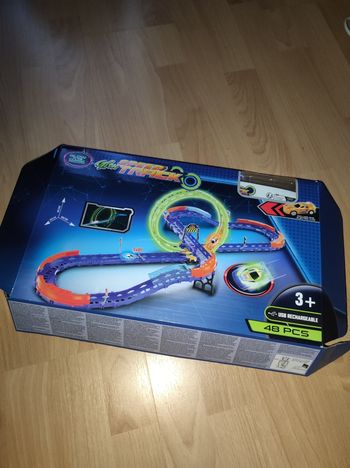 Circuit phosphorescent, voiture électrique inclus rechargeable par usb