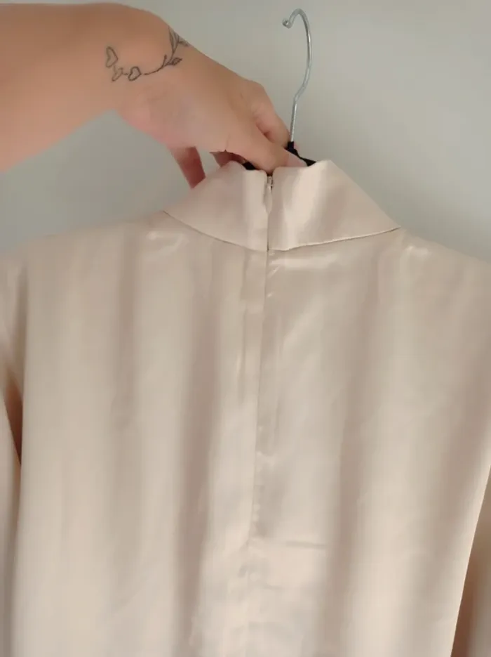 Magnifique robe effet soie satinée beau col haut beige champagne neuf avec étiquette T.M H&M - photo numéro 5