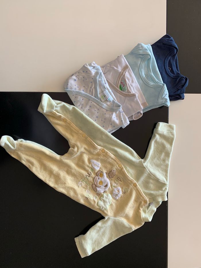 Lot 4 bodies & 1 pyjama 3 mois - photo numéro 2