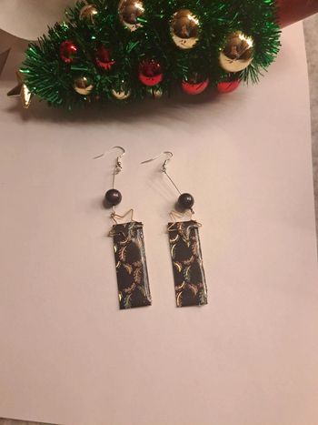 Boucles d'oreilles pendante en résine noir et doré