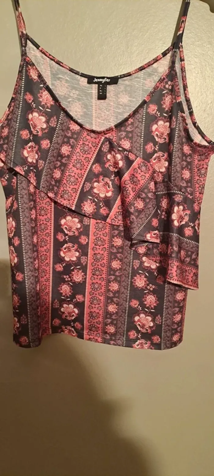 Débardeur tons rouge et noir avec froufrou - Marque Jennyfer - Taille L - État neuf. - photo numéro 2