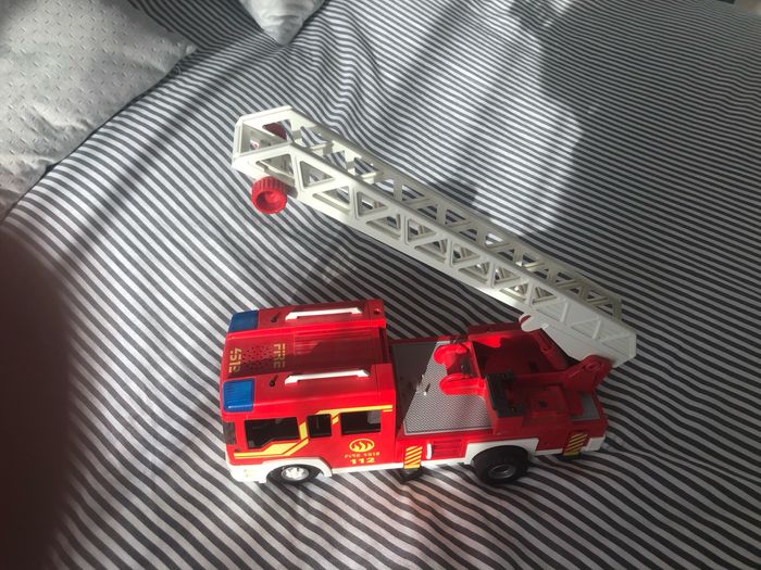 Grand camion de pompier rouge - photo numéro 2