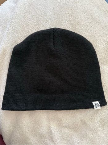 Bonnet pull and bear