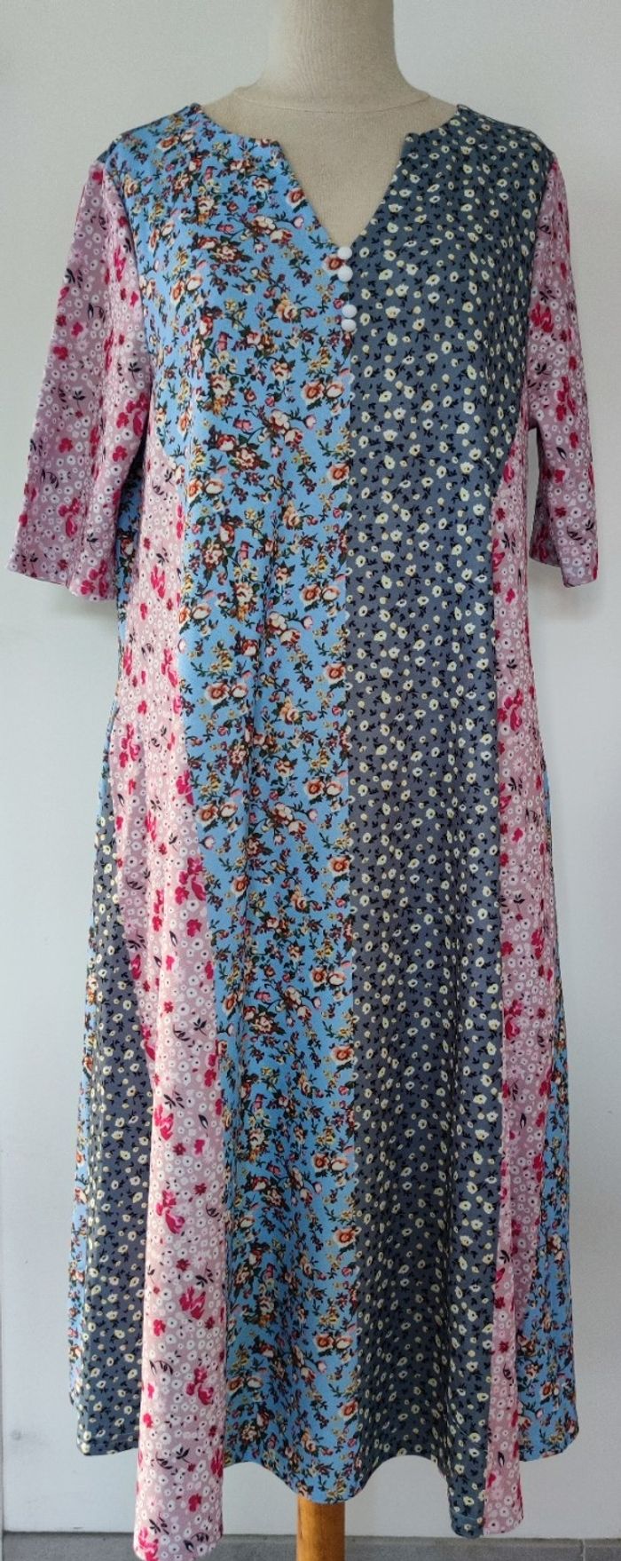 Robe longue fleurie bleu et rose femme taille L – neuve, col V manches 3/4 - photo numéro 3