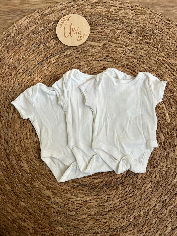 Lot bodies manches courtes 1 mois