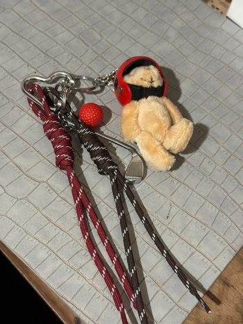 Porte clefs bijoux de sac  Mila stores   xxl ourson hockey casque cœur noeud balle