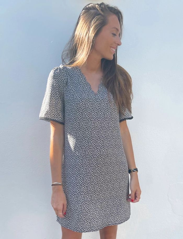 🌟 Robe manches courtes à dentelle noir et blanche à fleurs - photo numéro 8