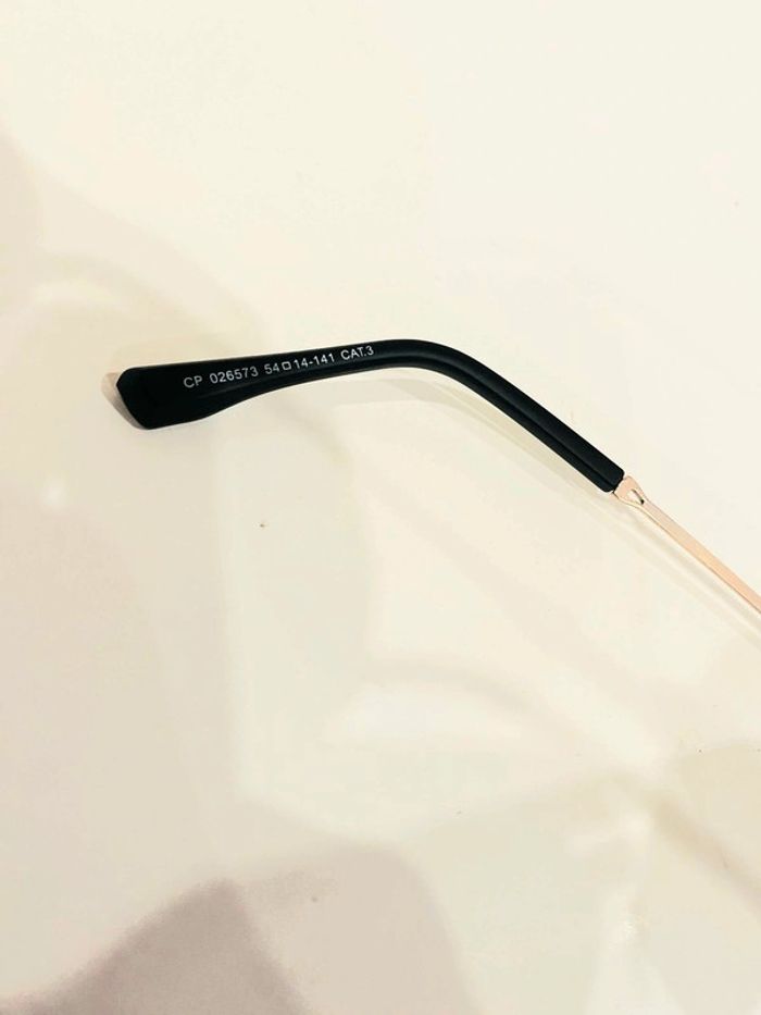 Lunette de soleil mixte noire bras dorés uvprotection catégorie 3 - photo numéro 5