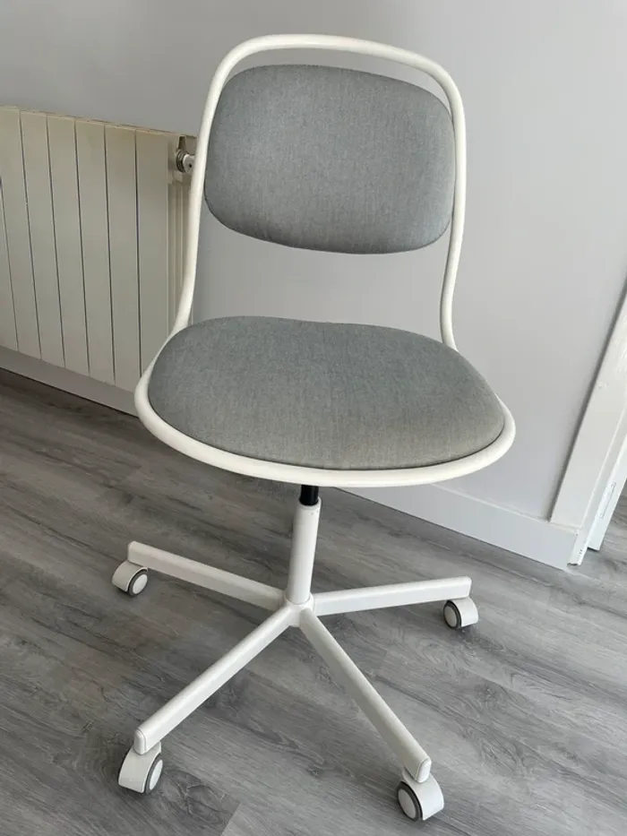 Silla giratoria de estudio gris y blanca