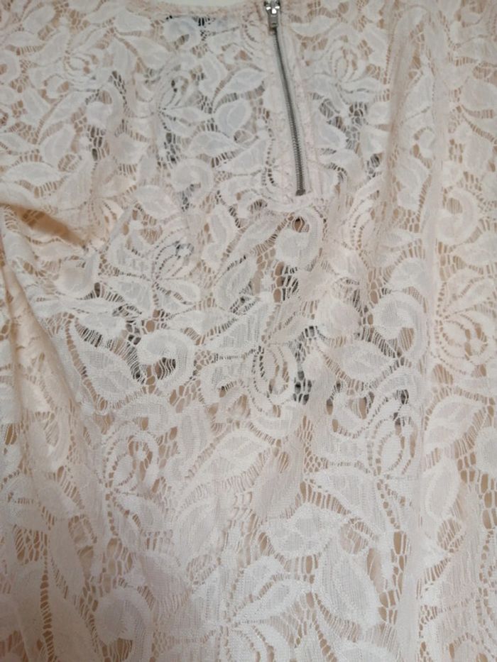Voici un haut beige/rose clair en dentelle dans le dos taille M marque G-maxx - photo numéro 10