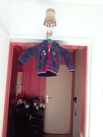 Manteau violet et rouge