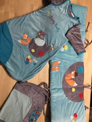 Ensemble: tour de  lit, gigoteuse manches longues, housse de matelas à langer