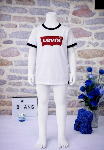 T-shirt manches courtes blanc et marine Garçon taille 8 ans marque Levi's 🎸