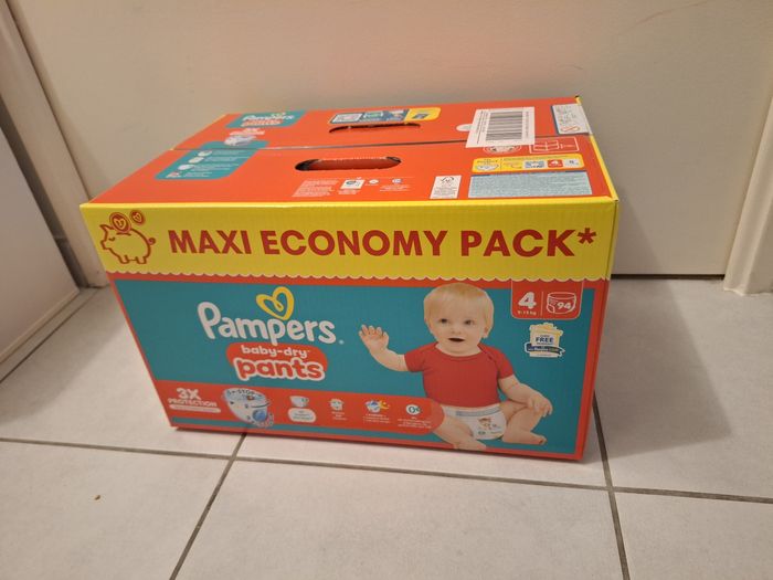 94 couches Pampers taille 4 pants