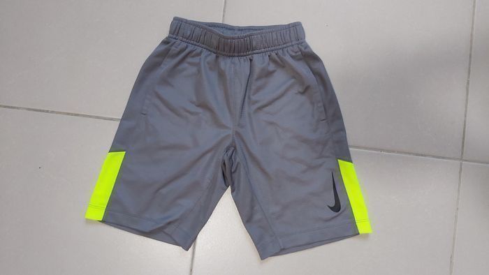Short Nike Dri-Fit XS 6/8 ans - photo numéro 3