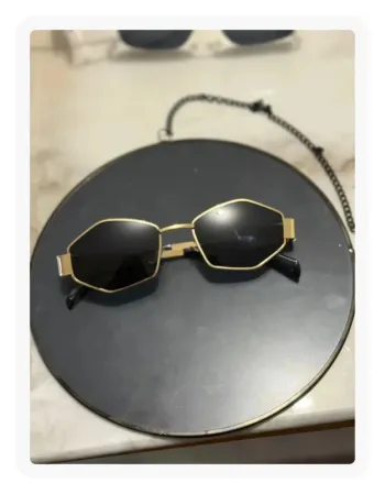 Lunette de soleil noire dorée