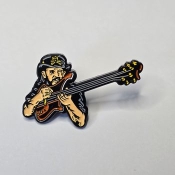 Pin's LEMMY KILMISTER CHANTEUR BASSISTE GROUPE MUSIQUE MOTORHEAD HEAVY METAL 