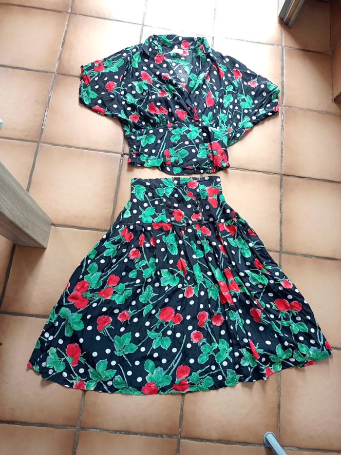 Ensemble jupe/chemisier fleuri à pois