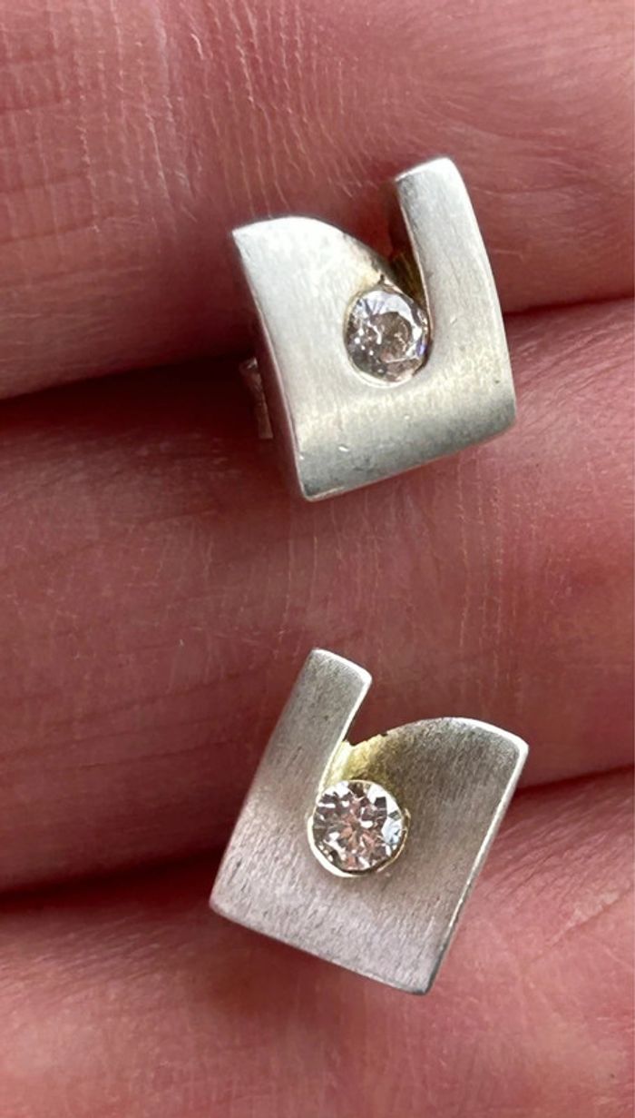 Jolie paire de boucles d’oreilles carrées en argent massif avec petit brillant femme TBE - photo numéro 6
