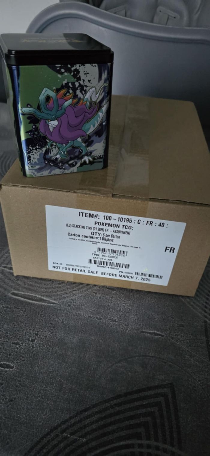 Pokémon case d'une display staking tins 2025