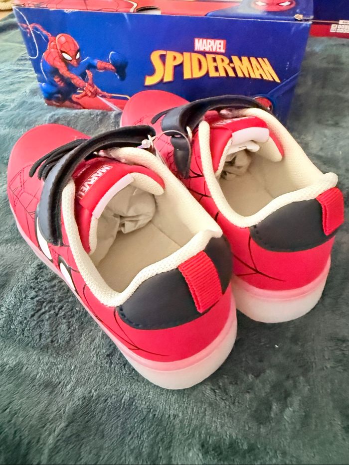 Basket Spiderman Marvel lumineux - photo numéro 5