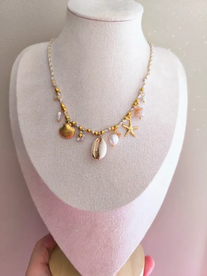 Collier doré et beige avec charms marins et fleur - photo numéro 8