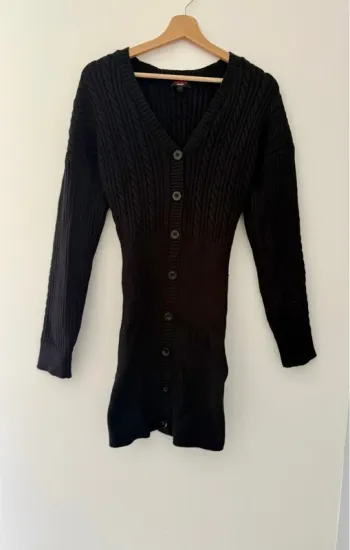 Robe noire pull avec boutons sur le devant taille L en très bon état