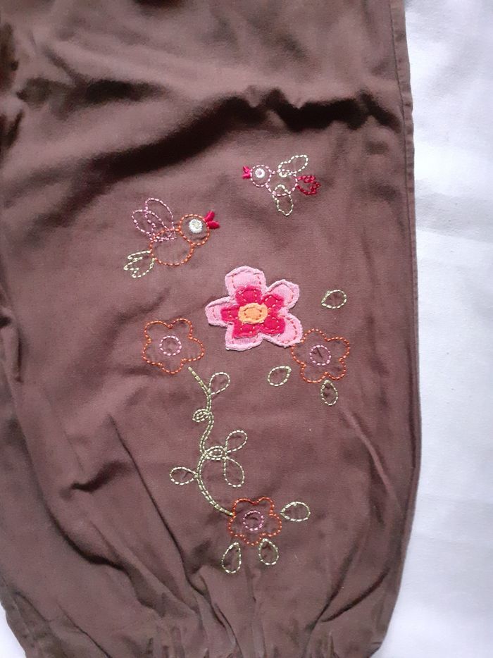 Pantalon marron motif fleurs empiècement jupe sur le devant - photo numéro 2