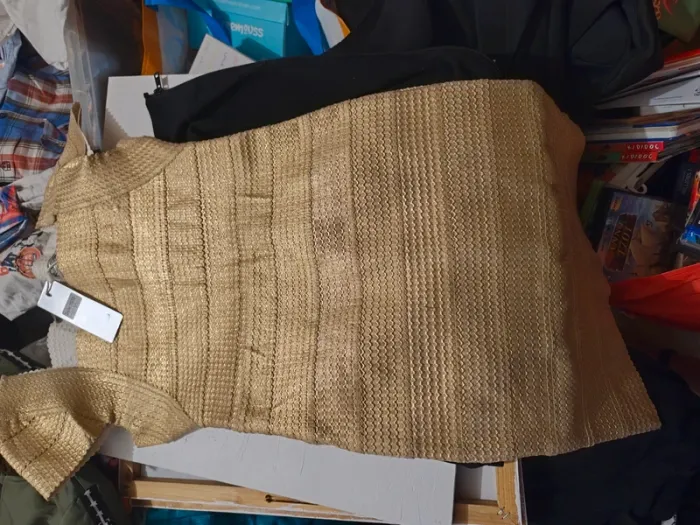 Robe de soirée dorer taille s petit neuve valeur 300 euro