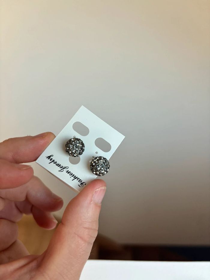 Boucles d’oreilles neuves - photo numéro 1