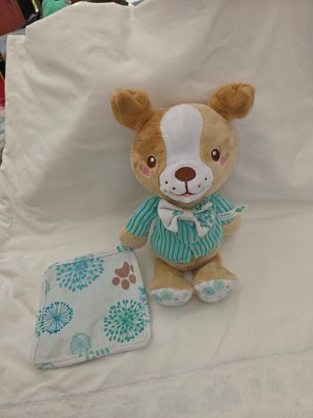 Doudou peluche chien beige et vert avec mouchoir- Clementoni