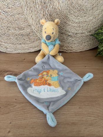 Doudou ours Winnie mouchoir hugs wishes Disney nicotoy
