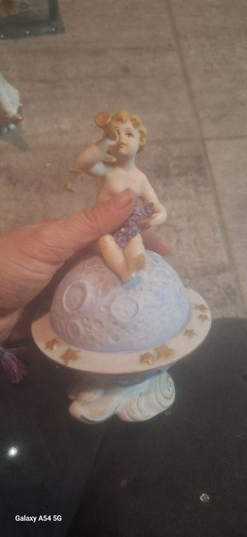 Cherubins assis sur la lune porcelaine