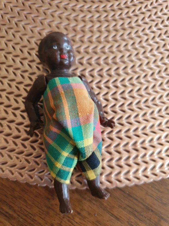 Petite broche poupée