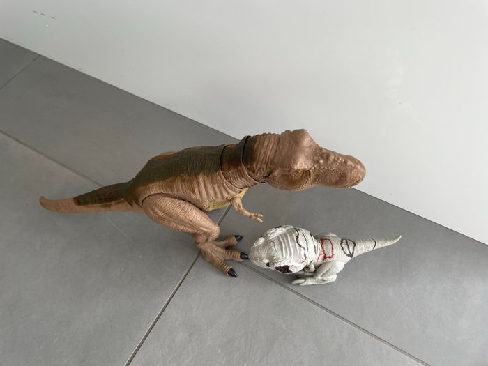 Lot de 2 dinosaures Jurassic World Figurine  Piles à changer - photo numéro 3