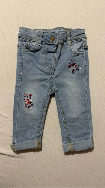 🌼 Jean bleu clair motif petites fleurs – Tape à l’œil – 3 mois